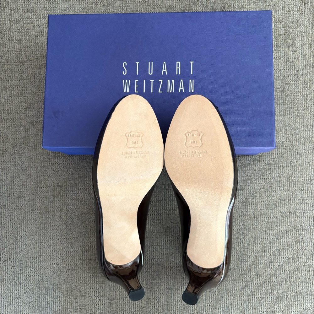 Stuart Weitzman Women’s Logo Plainfield Pump Shoes - Picture 5 of 9